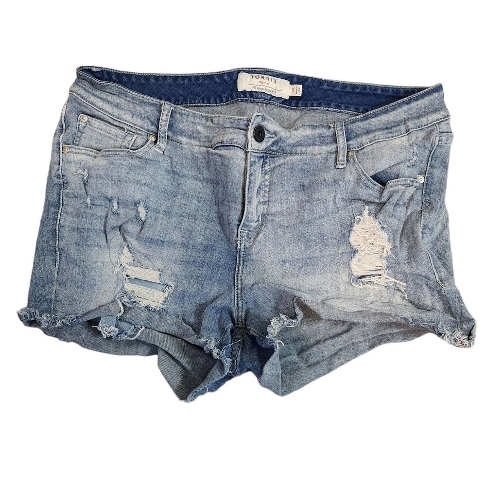 Torrid Denim Distressed Light Wash High-Rise Shorts Size 16 Frayed Hem & Pockets
